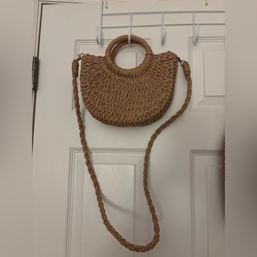 Straw small size bag. With detachable strap.
